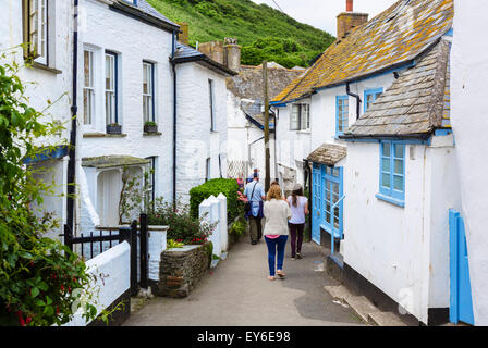 Les rues étroites dans le centre du village de pêcheurs de Port Isaac, l'emplacement de la série TV 'Doc Martin', Cornwall, England, UK Banque D'Images