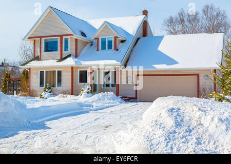 Une maison de famille dans une banlieue de l'Amérique du Nord couvert de neige. Banque D'Images