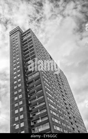 Un haut bâtiment moderne dans la ville suédoise de Malmö. Banque D'Images