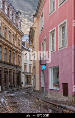 L'une des petites rues étroites de la vieille ville de la région de Riga. Banque D'Images