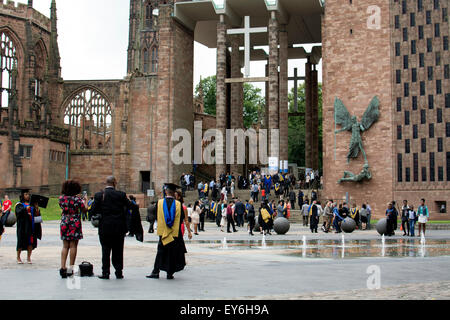 Le jour de la remise des diplômes de l'Université de Coventry, la cathédrale de Coventry, Royaume-Uni Banque D'Images