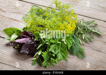 Frais jardin herbes sur table en bois. Vue d'en haut Banque D'Images