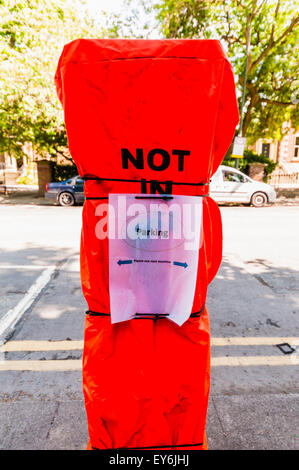 Hors de vue parking meter avec couvercle d'une grande visibilité, et de la note d'autres signes. Banque D'Images