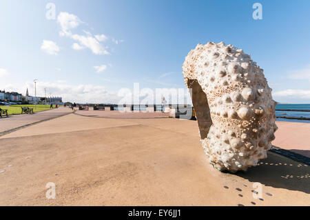 Mothership, une sculpture en bronze et en acier inoxydable par Rachel Joynt, oursin sculpture à Glasthule Promenade, comté de Dublin, Irlande Banque D'Images