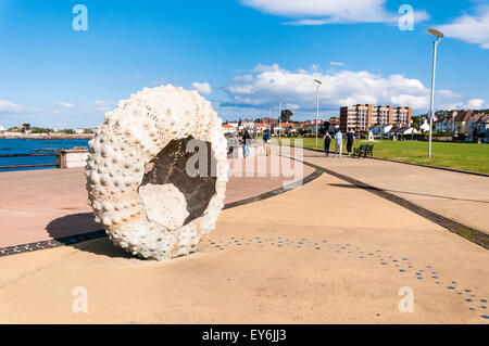 Mothership, une sculpture en bronze et en acier inoxydable par Rachel Joynt, oursin sculpture à Glasthule Promenade, comté de Dublin, Irlande Banque D'Images