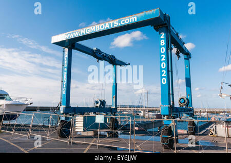 Grue pour soulever les bateaux hors de l'eau au port de Dun Laoghaire Banque D'Images