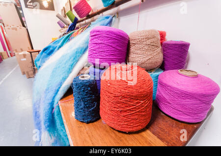 Les laines colorées dans l'usine de tissage tisserands Avoca Banque D'Images