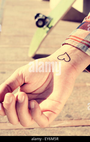 Libre du poignet d'un jeune homme avec un coeur en elle, à l'extérieur Banque D'Images