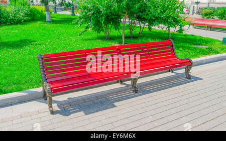 Vieux banc de bois du parc de la ville Banque D'Images