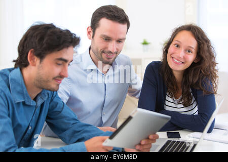 Vue d'un groupe de jeunes gens actifs qui travaillent ensemble Banque D'Images