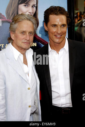 Matthew McConaughey et Michael Douglas au Los Angeles premiere de "Ghosts of Girlfriends passé". Banque D'Images
