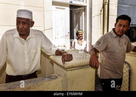 Cape Town Afrique du Sud,Africain,Bo-Kaap,Schotsche Kloof,Malay Quarter,Muslim,quartier,adultes homme hommes,adulte fils,senior vieux citize Banque D'Images
