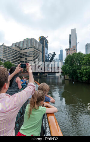 Les touristes sur une fondation de l'Architecture de Chicago River croisière sur la rivière Chicago photographier l'Kinzie Street Bridge. Banque D'Images