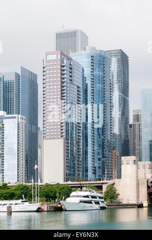 Voir des gratte-ciel, le long de la rivière Chicago avec l'Aqua building en arrière-plan. Banque D'Images