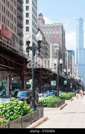 Le train tourne au-dessus de l Chicago South Wabash Avenue, à la nord. Banque D'Images