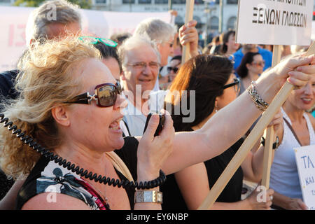 Athènes, Grèce. 22 juillet, 2015. Les manifestants crier des slogans à l'extérieur du Parlement grec au cours d'une manifestation anti-austérité à Athènes. A peine une semaine après leur dernier crédit crunch, législateurs grecs sont mis à voter plus tard mercredi sur d'autres réformes économiques exigées par les créanciers internationaux en échange d'un nouveau sauvetage financier. Aristidis Crédit : Vafeiadakis/ZUMA/Alamy Fil Live News Banque D'Images