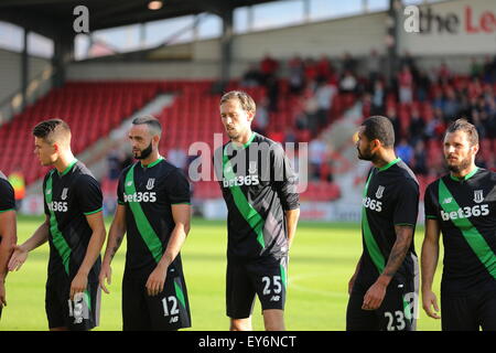 Wrexham, UK. Juillet 22 Juillet, 2015. Peter Crouch et l'équipe de Stoke City line jusqu'à venir de la pré saison friendly entre Wrexham et Stoke City à l'Hippodrome de la masse, Wrexham. Credit : SJN/Alamy Live News Banque D'Images