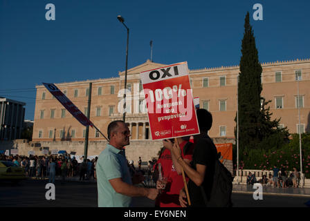 Athènes, Grèce. 22 juillet, 2015. Des milliers de citoyens se sont réunis aujourd'hui devant le parlement grec et autour de la place de la Constitution, pour protester contre le vote sur le second renflouement des réformes. © Dimitrios Sotiriou/Pacific Press/Alamy Live News Banque D'Images