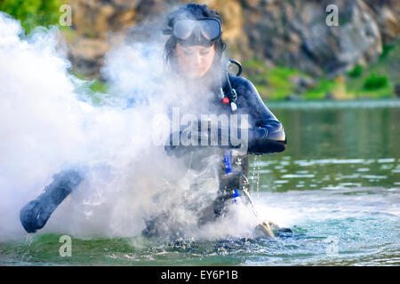 Femme diver cheking son matériel. Banque D'Images