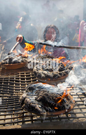 Des offrandes aux dieux au temple de Pashupatinath Kathmandou dans Banque D'Images