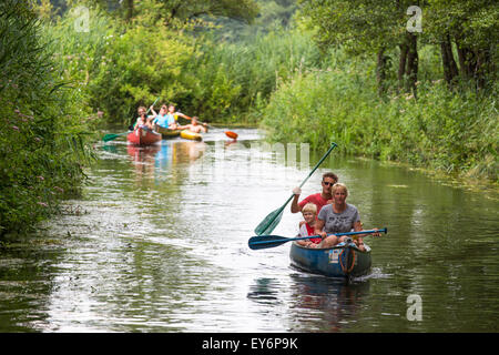 Canoë les touristes de passage à la rivière sinueuse 'Dommel" aux Pays-Bas Banque D'Images