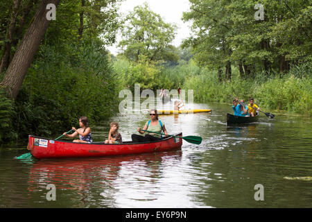 Famille nautique Canoë les touristes à la rivière sinueuse 'Dommel" aux Pays-Bas Banque D'Images