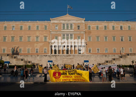 Athènes, Grèce. 22 juillet, 2015. Des milliers de citoyens se sont réunis aujourd'hui devant le parlement grec et autour de la place de la Constitution, pour protester contre le vote sur le second renflouement des réformes. © Dimitrios Sotiriou/Pacific Press/Alamy Live News Banque D'Images