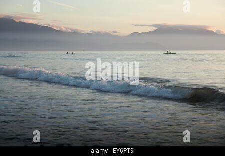 Les pêcheurs locaux par Sabang Beach, ramasseuse-presse dans les Philippines. Banque D'Images