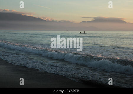 Les pêcheurs locaux par Sabang Beach, ramasseuse-presse dans les Philippines. Banque D'Images