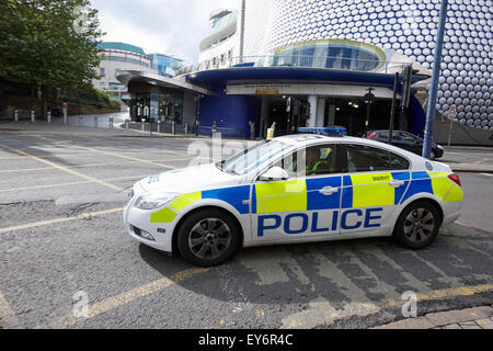 West Midlands voiture de police répondant à un appel au centre-ville de Birmingham, UK Banque D'Images