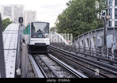 Métro vert au soleil, Paris, France Banque D'Images