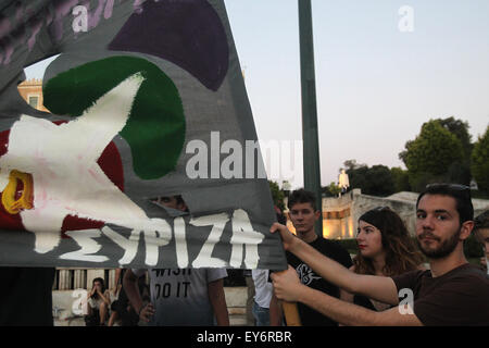 Athènes, Grèce. 22 juillet, 2015. Assister aux manifestants de sauvetage anti-manifestation à Athènes, Grèce, le 22 juillet 2015. Le Parlement grec doit voter sur début juillet 23 sur un projet de loi omnibus contenant le deuxième paquet de réformes exigées en vertu de la nouvelle entente de sauvetage entre Athènes et ses créanciers internationaux. Credit : Marios Lolos/Xinhua/Alamy Live News Banque D'Images