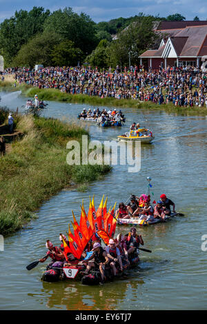 La série annuelle de course qui s'est tenue sur la rivière Ouse, Lewes, dans le Sussex, UK Banque D'Images