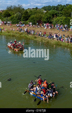 La série annuelle de course qui s'est tenue sur la rivière Ouse, Lewes, dans le Sussex, UK Banque D'Images