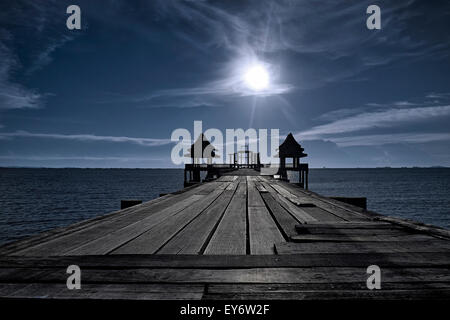 Jetée en bois abandonnée au clair de lune contre le soleil couchant. Image contre-jour. Wat Jittapawan, Pattaya Thaïlande Asie du Sud-est Banque D'Images