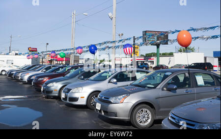 Les automobiles sont alignées en voitures usagées Banque D'Images