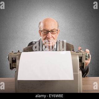 Elder écrit avec machine à écrire Banque D'Images