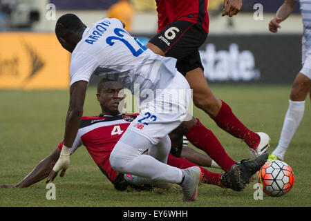 Tirs au but. 19 juillet, 2015. Trinité-et-Tobago defender Sheldon Bateau (4) s'attaque à l'avant Panama Abdiel Arroyo (22) pendant les quarts de finale de la Gold Cup match entre Trinité-et-Tobago et le Panama se sont réunis au stade de vie, East Rutherford (New Jersey), le Panama a battu Trinité-et-Tobago 1-1 (6-5) en tirs de barrage. Crédit obligatoire : Kostas Lymperopoulos/CSM/Alamy Live News Banque D'Images
