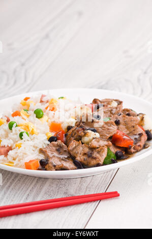 Riz frit au boeuf et légumes avec sauce aux haricots noirs Banque D'Images