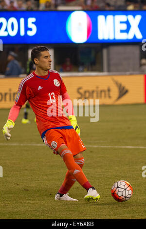 Plus de temps. 19 juillet, 2015. Mexique Le gardien Guillermo Ochoa (13) s'occupe de la balle pendant le quart de finale de la Gold Cup match entre le Mexique et le Costa Rica au stade de la métropolitaine, East Rutherford (New Jersey), le Mexique a battu le Costa Rica 1-0 dans la dernière minute de temps supplémentaire. Crédit obligatoire : Kostas Lymperopoulos/CSM/Alamy Live News Banque D'Images