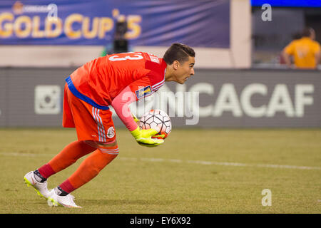 Plus de temps. 19 juillet, 2015. Mexique Le gardien Guillermo Ochoa (13) s'occupe de la balle pendant le quart de finale de la Gold Cup match entre le Mexique et le Costa Rica au stade de la métropolitaine, East Rutherford (New Jersey), le Mexique a battu le Costa Rica 1-0 dans la dernière minute de temps supplémentaire. Crédit obligatoire : Kostas Lymperopoulos/CSM/Alamy Live News Banque D'Images