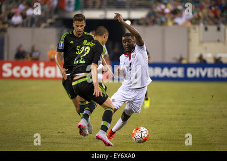 Plus de temps. 19 juillet, 2015. Costa Rica l'avant Joel Campbell (12) est en action avec le Mexique defender Paul Aguilar (22) pendant les quarts de finale de la Gold Cup match entre le Mexique et le Costa Rica au stade de la métropolitaine, East Rutherford (New Jersey), le Mexique a battu le Costa Rica 1-0 dans la dernière minute de temps supplémentaire. Crédit obligatoire : Kostas Lymperopoulos/CSM/Alamy Live News Banque D'Images