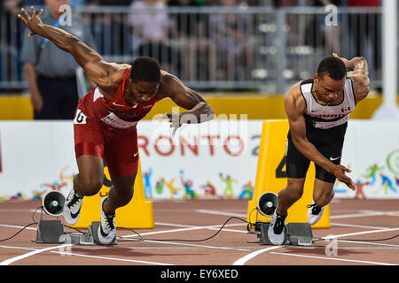 Toronto, Ontario, Canada. 23 juillet, 2015. 22 juillet 2015 - Toronto, Canada - Remontay McClain des USA (à gauche) et André De Grasse du Canada, d'exploser des blocs dans la finale du 100m hommes à la course aux Jeux panaméricains de 2015 à Toronto. Credit : ZUMA Press, Inc./Alamy Live News Banque D'Images