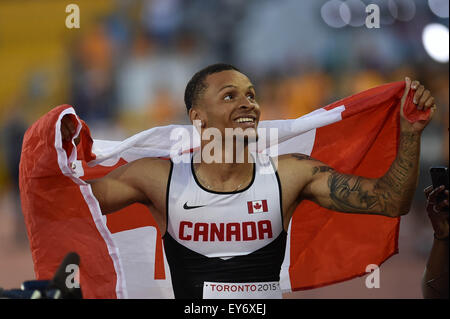 Toronto, Ontario, Canada. 23 juillet, 2015. 22 juillet 2015 - Toronto, Canada - André De Grasse du Canada, célèbre sa médaille d'après la mens 100m à la course aux Jeux panaméricains de 2015 à Toronto. Credit : ZUMA Press, Inc./Alamy Live News Banque D'Images