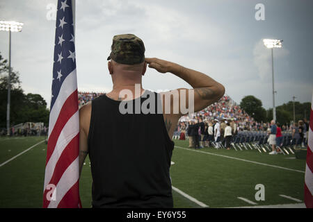 Marietta, GA, USA. 21 juillet, 2015. Service commémoratif à Sprayberry High School Stadium mardi soir respect Lance Corporal Skip to Wells, un marine américain qui a été tué à Chattanooga (Tennessee), la semaine dernière. Sur la photo : des membres de "Patriot Guard' groupe d'anciens combattants bordée le domaine et salué (crédit Image : © Robin Rayne Nelson via Zuma sur le fil) Banque D'Images