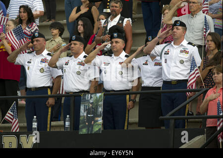 Marietta, GA, USA. 21 juillet, 2015. Service commémoratif à Sprayberry High School Stadium mardi soir respect Lance Corporal Skip to Wells, un marine américain qui a été tué à Chattanooga (Tennessee), la semaine dernière. Sur la photo : Hommes à memorial regarder à la foule de 4 000 stade comble (crédit Image : © Robin Rayne Nelson via Zuma sur le fil) Banque D'Images