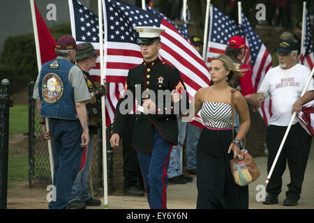 Marietta, GA, USA. 21 juillet, 2015. Service commémoratif à Sprayberry High School Stadium mardi soir respect Lance Corporal Skip to Wells, un marine américain qui a été tué à Chattanooga (Tennessee), la semaine dernière. Sur la photo : marine en uniforme et la femme entrent dans le stade (crédit Image : © Robin Rayne Nelson via Zuma sur le fil) Banque D'Images