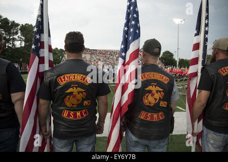 Marietta, GA, USA. 21 juillet, 2015. Service commémoratif à Sprayberry High School Stadium mardi soir respect Lance Corporal Skip to Wells, un marine américain qui a été tué à Chattanooga (Tennessee), la semaine dernière. Sur la photo : des membres de "Patriot Guard' groupe d'anciens combattants bordée le domaine et salué (crédit Image : © Robin Rayne Nelson via Zuma sur le fil) Banque D'Images