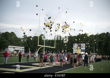 Marietta, GA, USA. 21 juillet, 2015. Service commémoratif à Sprayberry High School Stadium mardi soir respect Lance Corporal Skip to Wells, un marine américain qui a été tué à Chattanooga (Tennessee), la semaine dernière. Sur la photo : les couleurs de l'école libéré des ballons à la fin de service (Image Crédit : © Robin Rayne Nelson via Zuma sur le fil) Banque D'Images