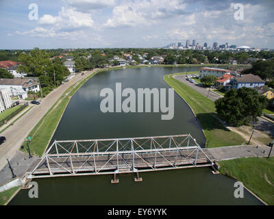 Vue sur les toits de la Nouvelle Orléans et le Bayou Saint-jean pont comme vu du dessus. Banque D'Images